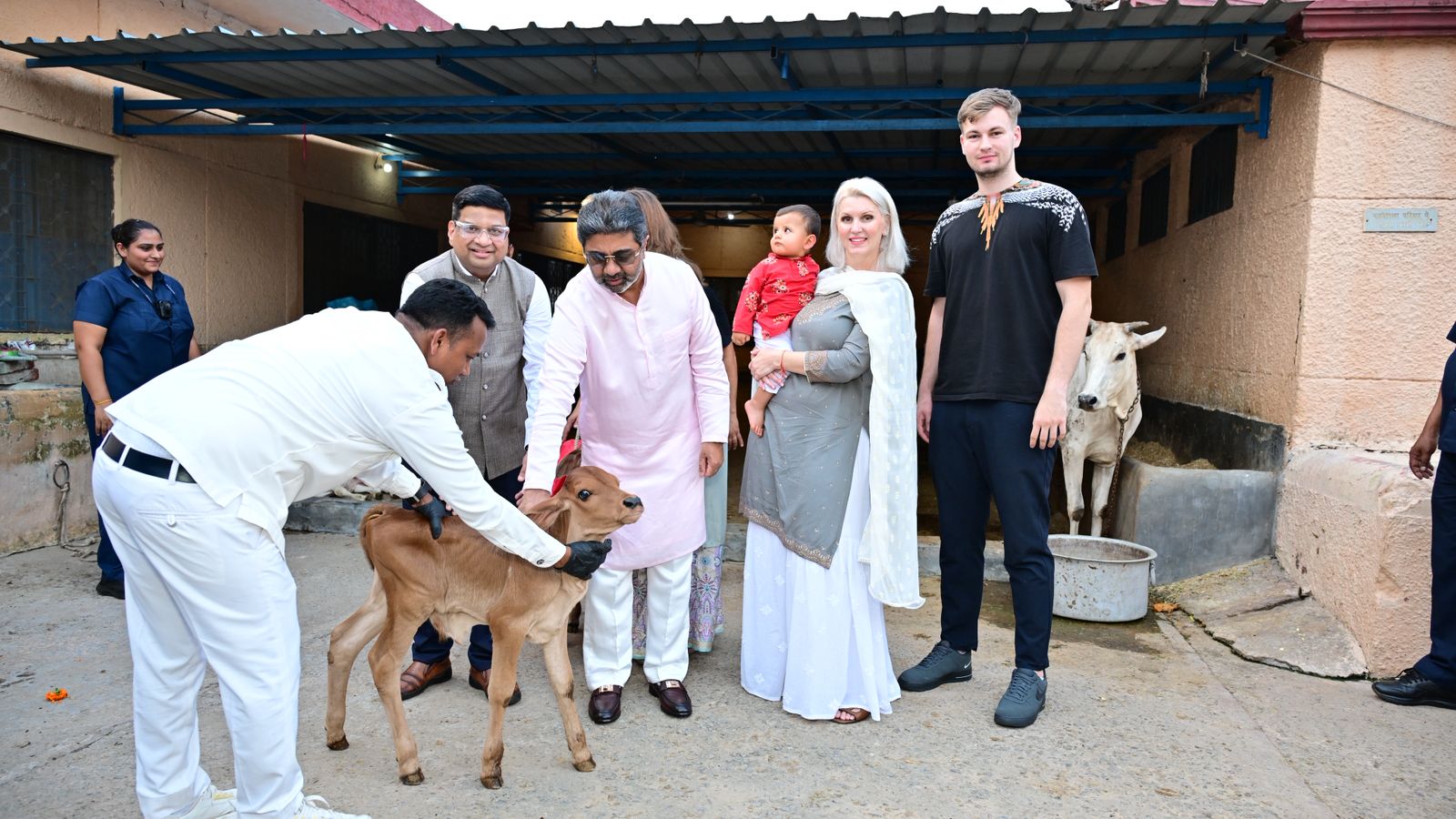 IMG-20250706-WA0006 प्रथम जन्मदिवस पर युवराज आदितेश्वर वर्मा ने निभाई गौसेवा, वर्मा परिवार ने मनाया विशेष दिन।