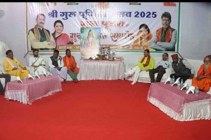 IMG-20250711-WA0000 फूलों से सजी थाल से पुष्पवर्षा, माथे में तिलक, चरण वंदना फिर शाल श्रीफल, मिठाई और मोमेंटो से हुआ गुरुओं का सम्मान, भाव विभोर हुए मंत्री तो गुरुओं ने दिया आशीर्वाद।