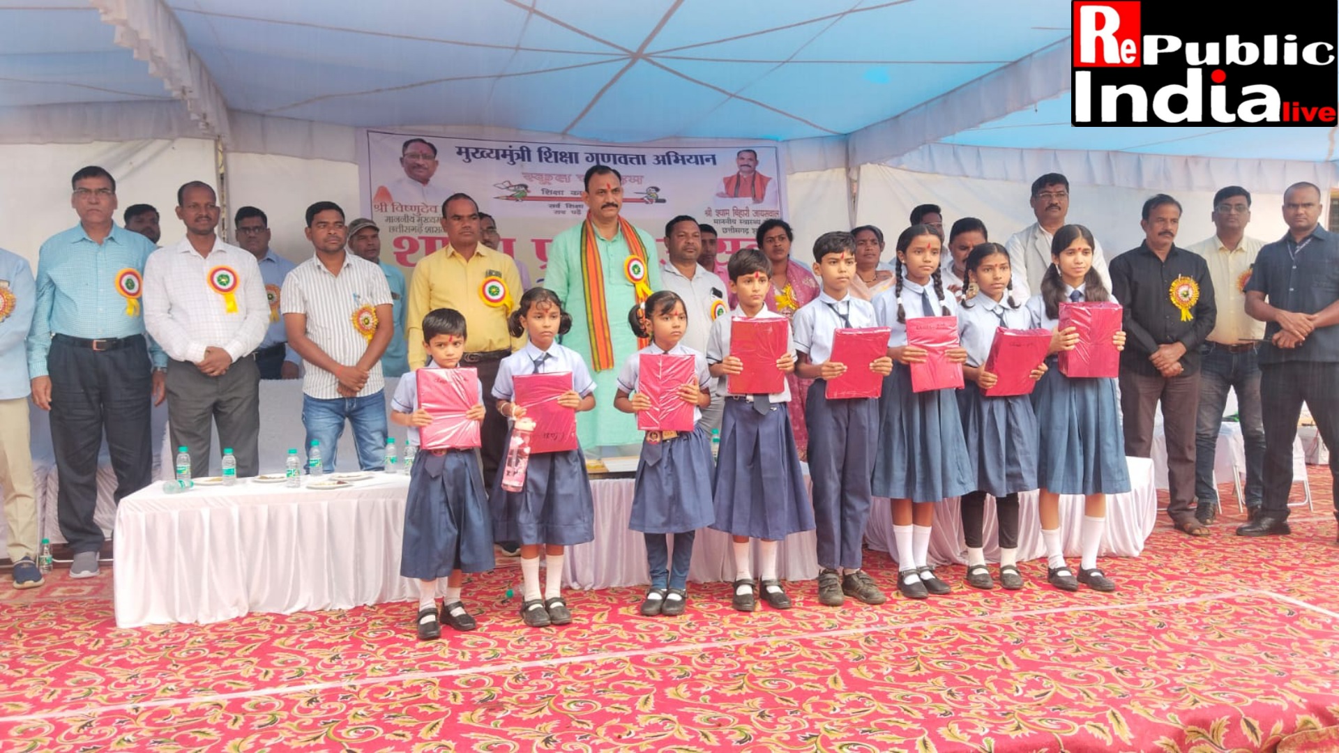 Picsart_25-07-05_19-47-54-272 शाला प्रवेश कार्यक्रम में बच्चों संग बैठकर स्वास्थ्य मंत्री ने लिया न्योता भोज का आनंद।