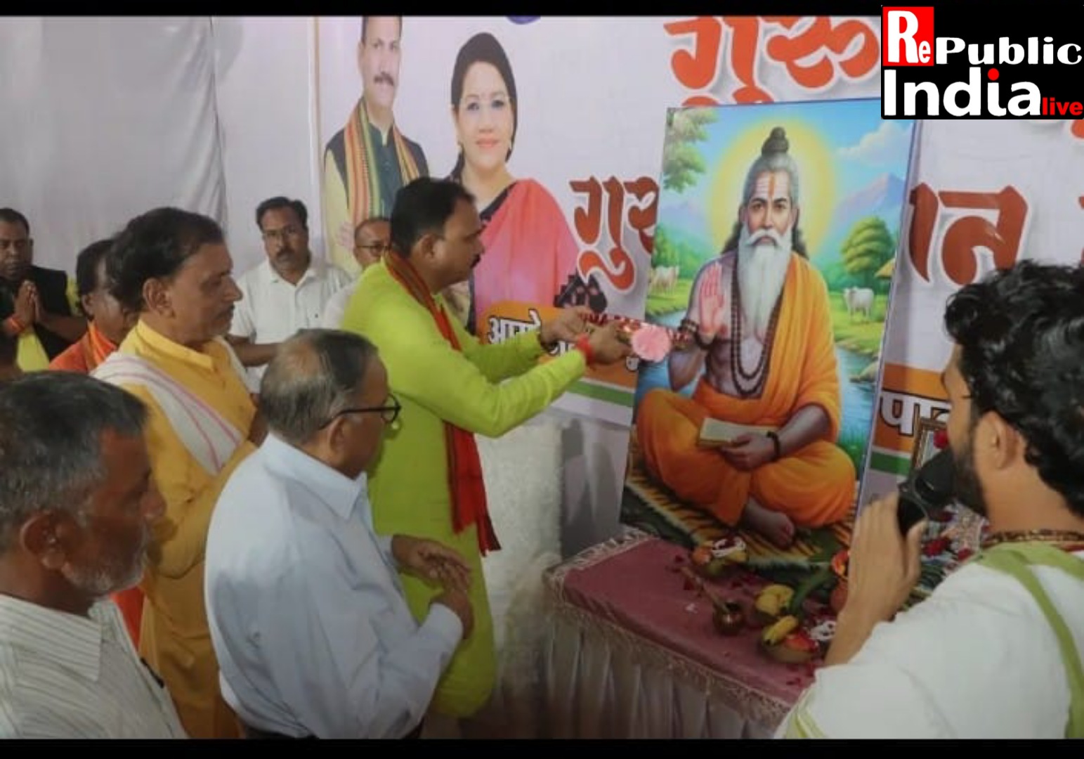 Picsart_25-07-11_22-31-09-389 फूलों से सजी थाल से पुष्पवर्षा, माथे में तिलक, चरण वंदना फिर शाल श्रीफल, मिठाई और मोमेंटो से हुआ गुरुओं का सम्मान, भाव विभोर हुए मंत्री तो गुरुओं ने दिया आशीर्वाद।