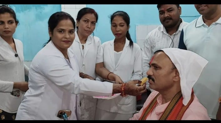 IMG-20250809-WA0043 रक्षाबंधन पर स्वास्थ्य मंत्री की अनोखी पहल, खड़गवां अस्पताल में महिला मरीजों से बंधवाई राखी, दिया उपहार।