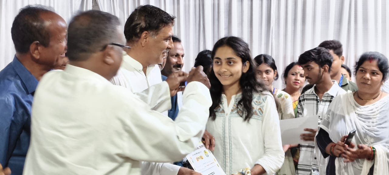 IMG-20250811-WA0012 बच्चे जो कि 10 वीं एवं 12 वीं 80 प्रतिशत से अधिक अंक प्राप्त किए थे उन्हें प्रशस्ति पत्र एवं मेडल देकर सम्मानित किया गया।