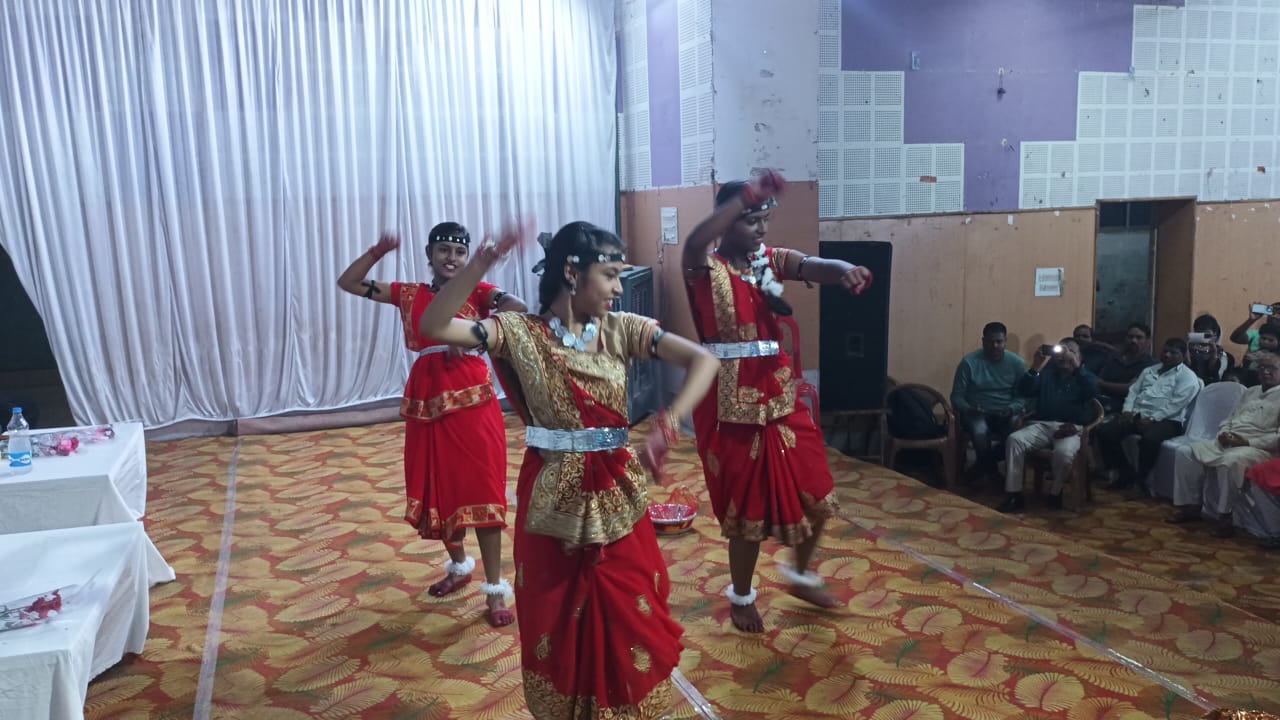 IMG-20250811-WA0015 बच्चे जो कि 10 वीं एवं 12 वीं 80 प्रतिशत से अधिक अंक प्राप्त किए थे उन्हें प्रशस्ति पत्र एवं मेडल देकर सम्मानित किया गया।