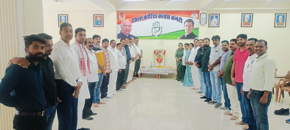 IMG-20250820-WA0004 भारत रत्न पूर्व प्रधानमंत्री राजीव गांधी की जयंती पर कांग्रेसियों ने दी श्रद्धांजलि।