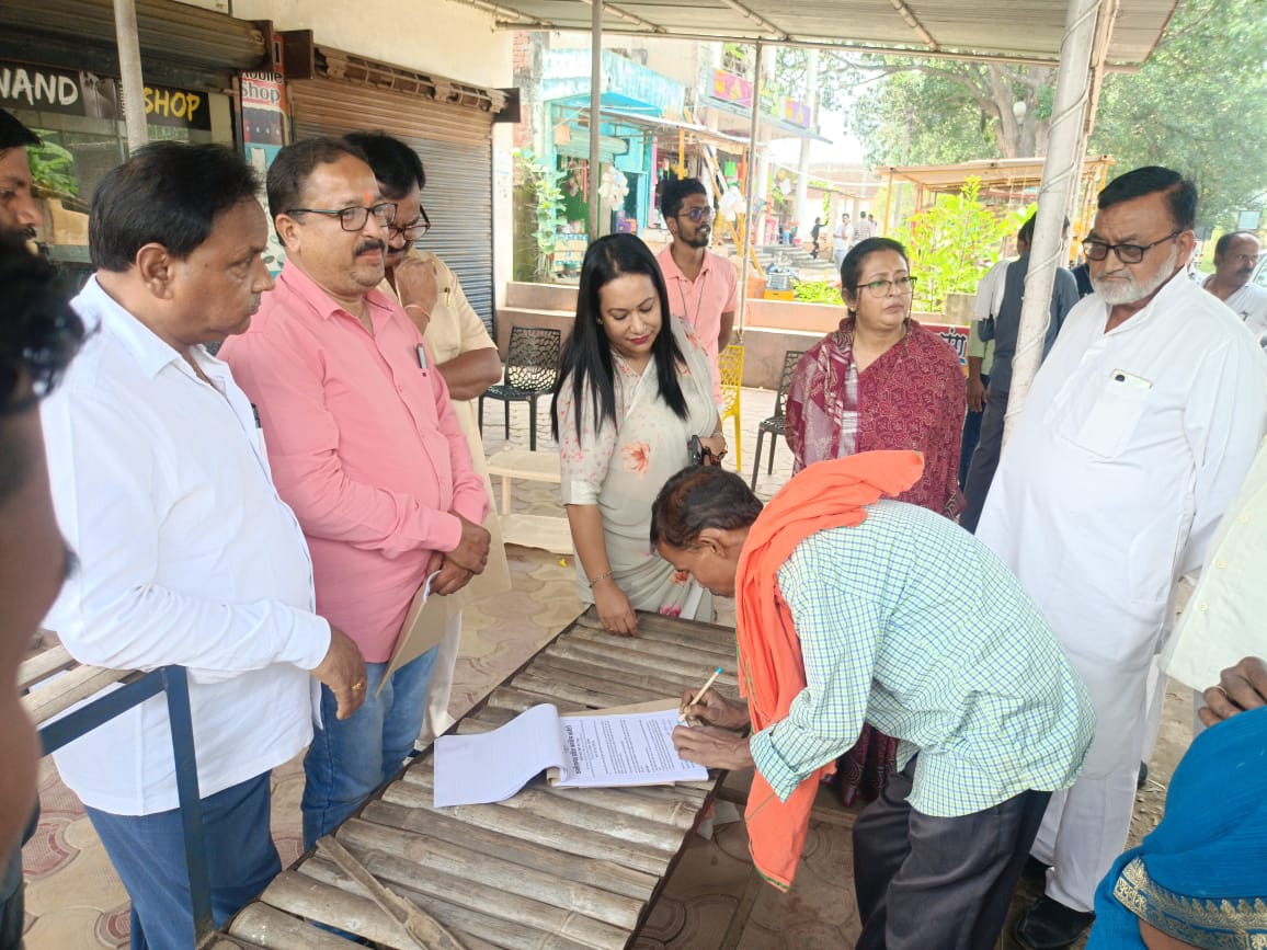 IMG-20251007-WA0038 ज़रिता लैथफलांग ने कोरिया जिले से “वोट चोर, गद्दी छोड़ो” हस्ताक्षर अभियान का किया आगाज़।