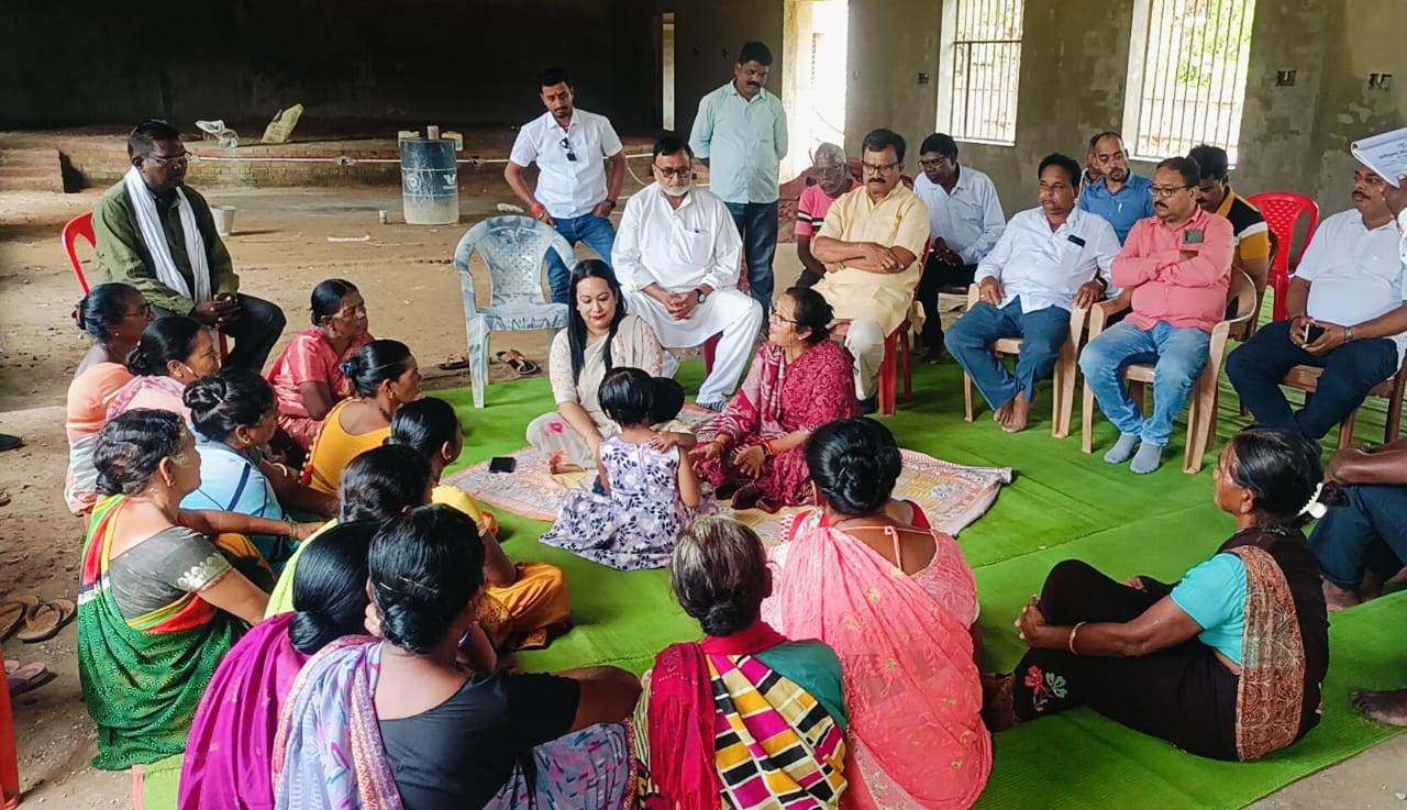 IMG-20251007-WA0040 ज़रिता लैथफलांग ने कोरिया जिले से “वोट चोर, गद्दी छोड़ो” हस्ताक्षर अभियान का किया आगाज़।