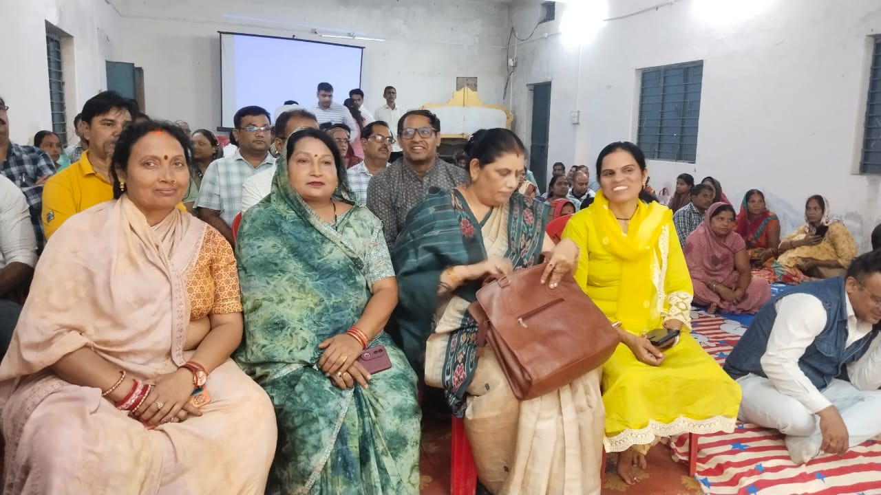 IMG-20251008-WA0002 हजारों लोगों ने लिया अमृत वर्षा के औषधीय गुणों का लाभ, श्वास से जुड़ी असाध्य बीमारियों की दवा का खीर में हुआ वितरण।