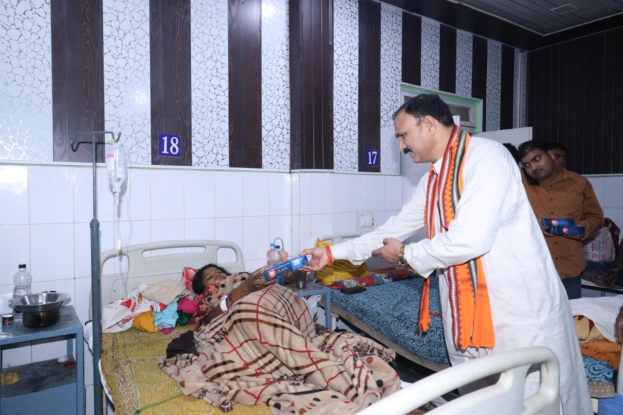 IMG-20251022-WA0002 स्वास्थ्य मंत्री श्री श्याम बिहारी जायसवाल ने मरीजों और अस्पताल स्टाफ के साथ मनाई दिवाली, फल और मिठाई किया वितरित ।