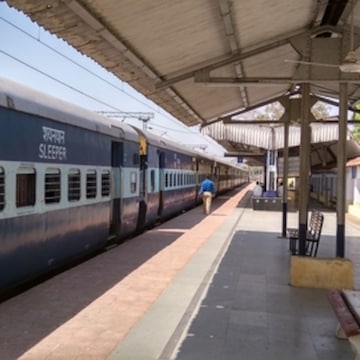 IMG-20251109-WA0010 मनेन्द्रगढ़ रेलवे स्टेशन और कॉलोनी में अव्यवस्थाओं का अंबार, कर्मचारियों और यात्रियों को झेलनी पड़ रही गंभीर परेशानियाँ ।