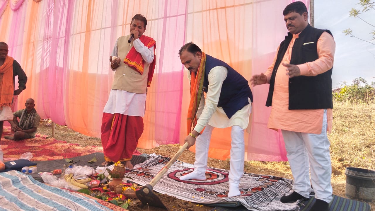 IMG-20251209-WA0000 आवारा मवेशियों को लेकर स्वास्थ्य मंत्री श्याम बिहारी जायसवाल का बड़ा बयान — “गाय को सड़क पर छोड़ने से बेहतर है घर में बांधकर पालन करें।