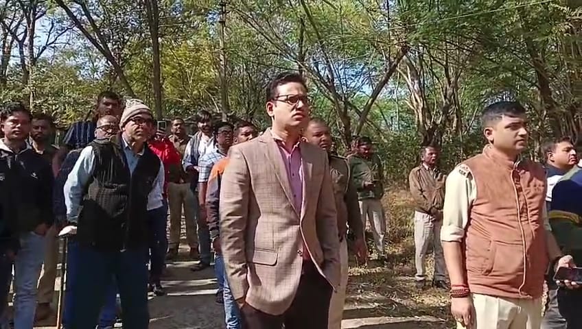 IMG-20251218-WA0018 भालुओं का आतंक खत्म, वन विभाग ने मादा भालू व दो शावकों को पकड़ा।