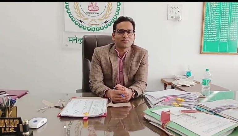 IMG-20251218-WA0020 भालुओं का आतंक खत्म, वन विभाग ने मादा भालू व दो शावकों को पकड़ा।