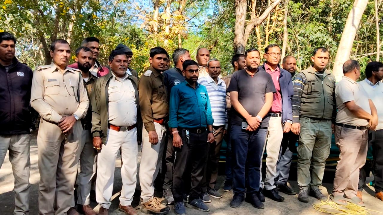 IMG-20251218-WA0025 भालुओं का आतंक खत्म, वन विभाग ने मादा भालू व दो शावकों को पकड़ा।