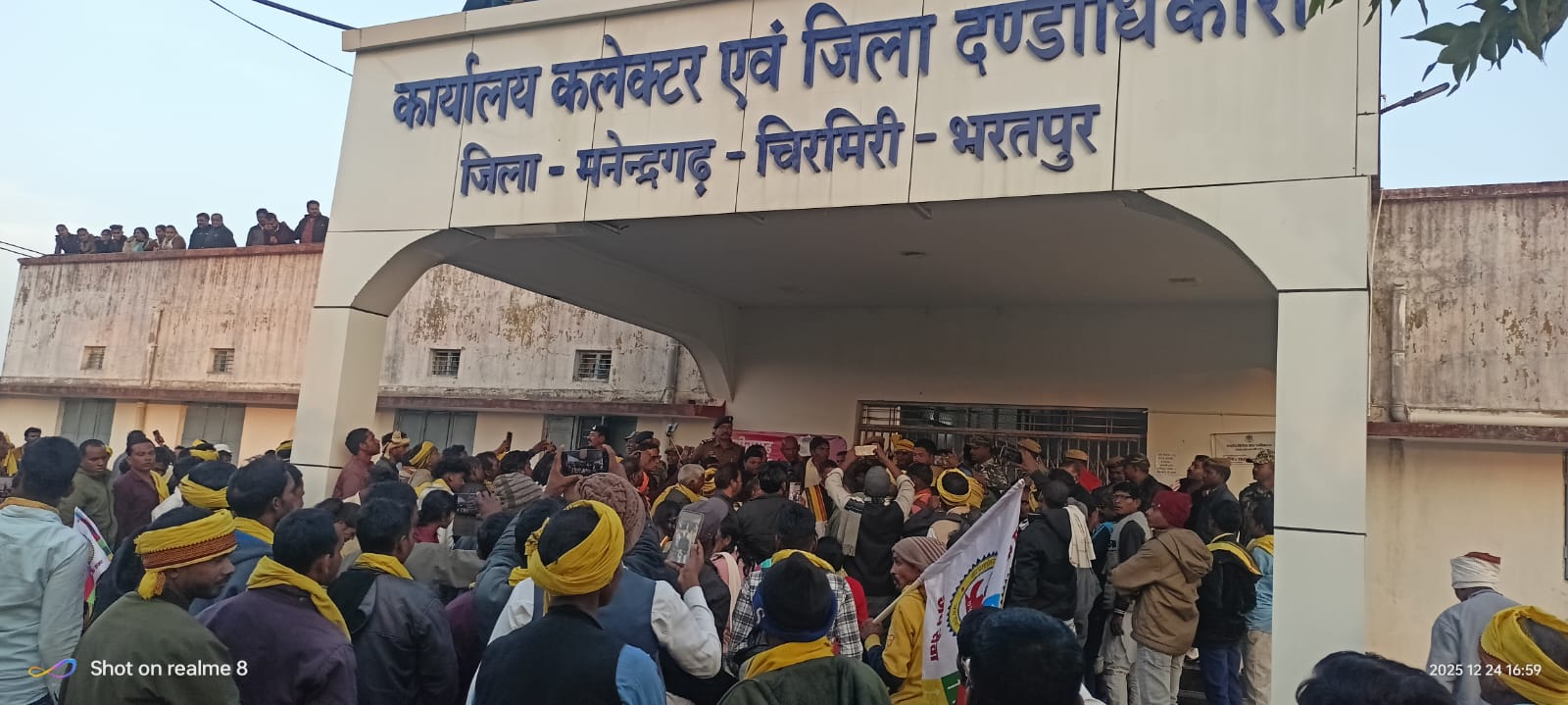 IMG-20251225-WA0027 पेशा कानून दिवस पर गोंडवाना गणतंत्र पार्टी के द्वारा कलेक्टर कार्यालय के समीप किया गया धरना प्रदर्शन ।