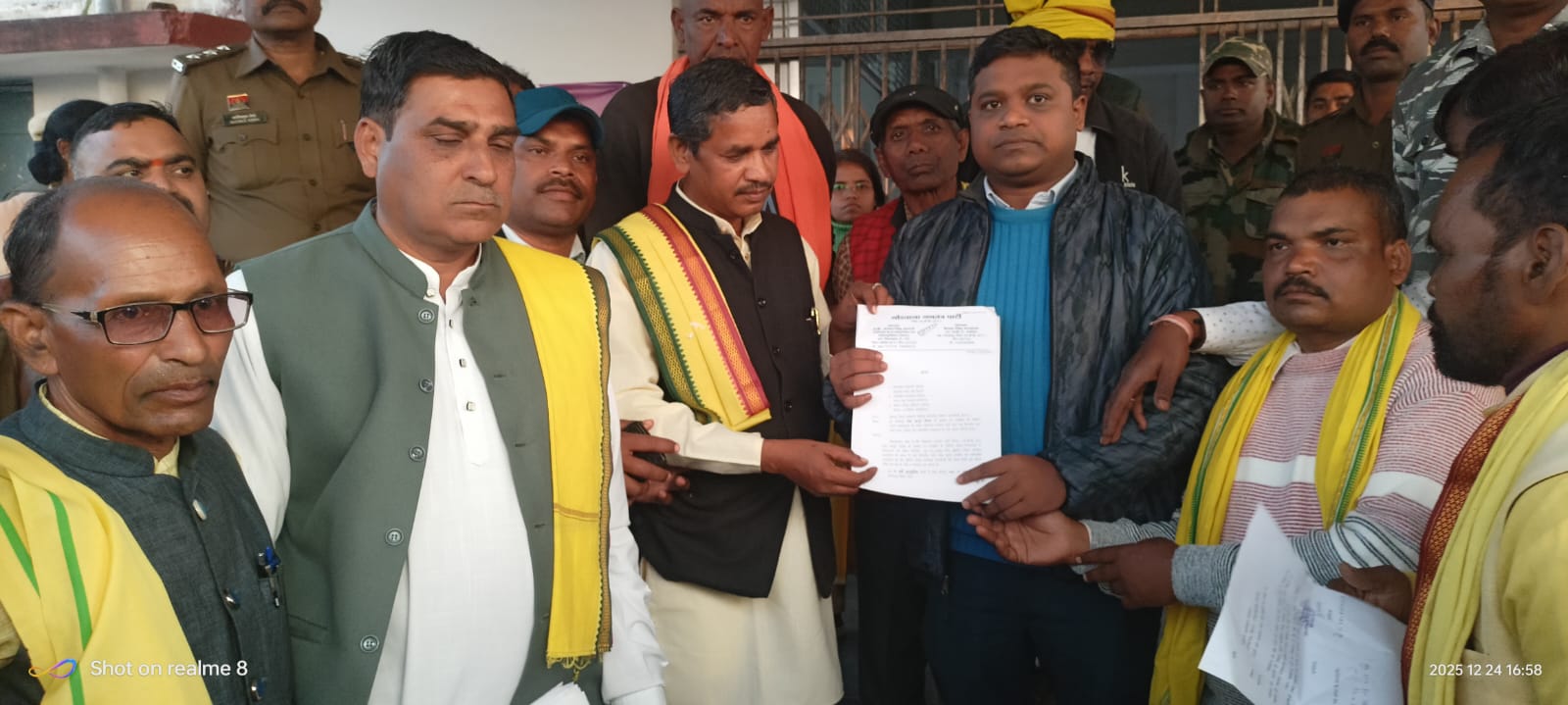 IMG-20251225-WA0028 पेशा कानून दिवस पर गोंडवाना गणतंत्र पार्टी के द्वारा कलेक्टर कार्यालय के समीप किया गया धरना प्रदर्शन ।