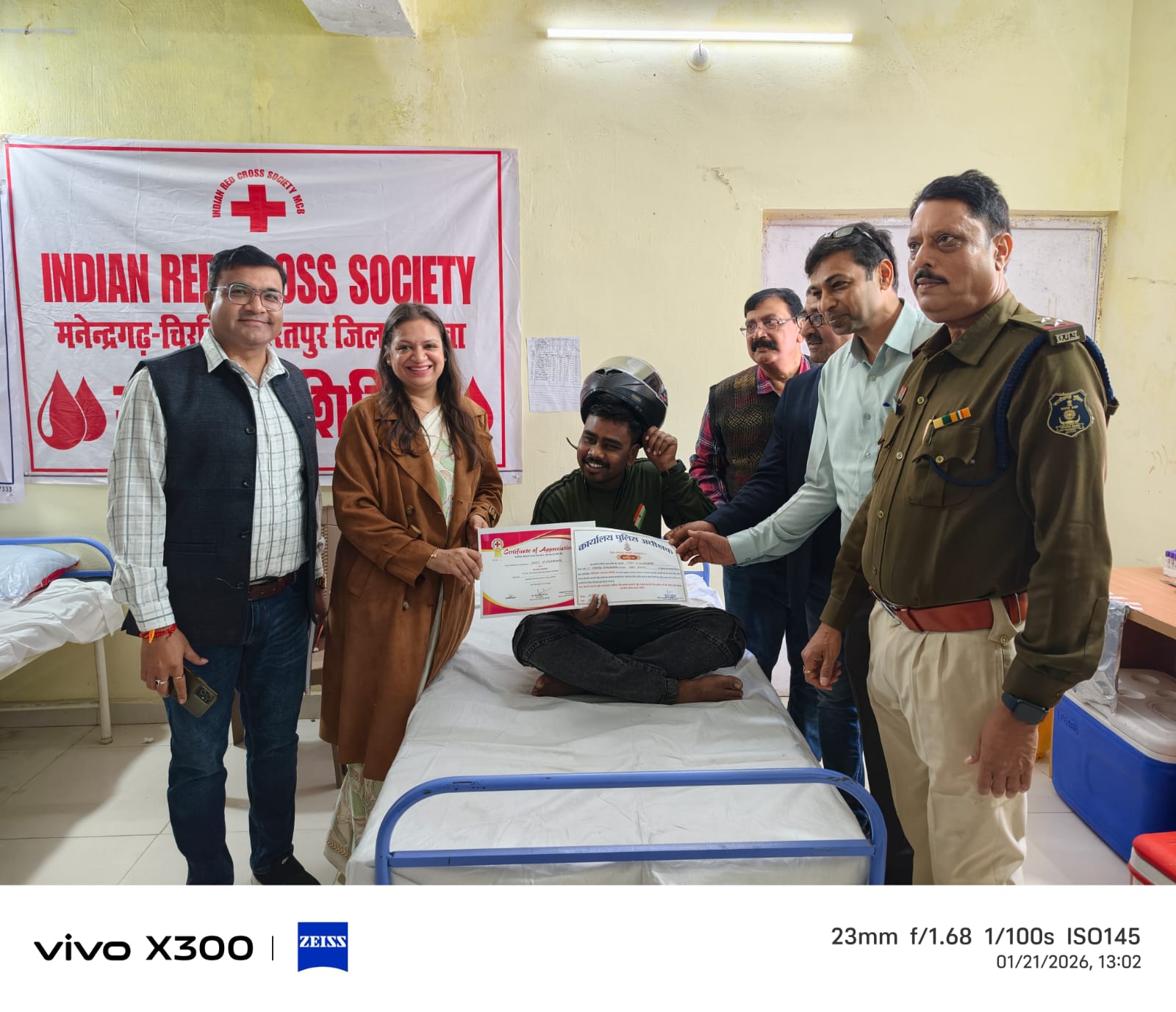 IMG-20260121-WA0006 चिरमिरी थाना प्रभारी विजय सिंह के द्वारा यातायात जागरूकता अभियान मे चिरमिरी क्षेत्र की जनता को नियमों का पालन करने के लिए शिविर लगा लगाकर समझने का प्रयास कर रहे हैं। 