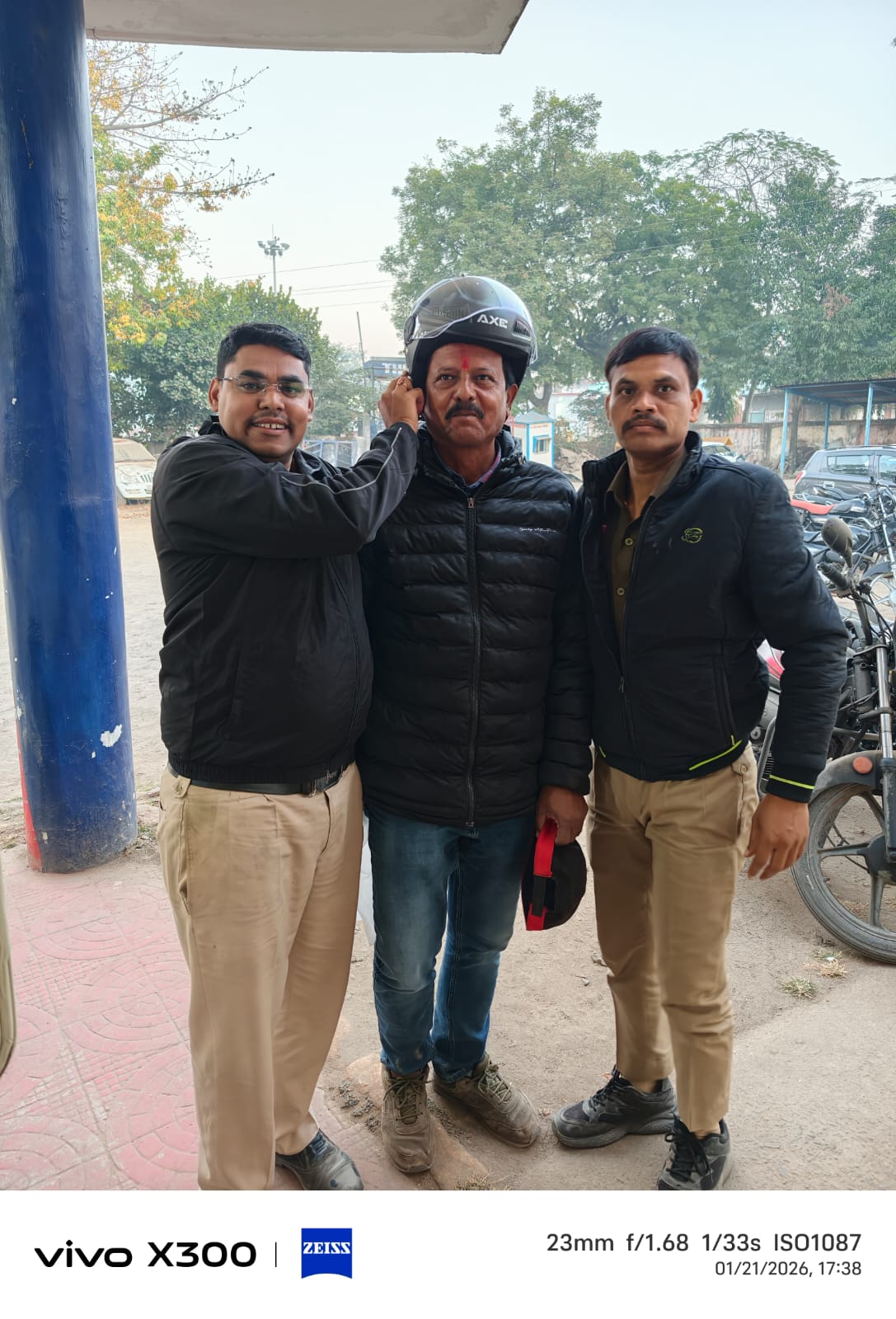 IMG-20260121-WA0008 चिरमिरी थाना प्रभारी विजय सिंह के द्वारा यातायात जागरूकता अभियान मे चिरमिरी क्षेत्र की जनता को नियमों का पालन करने के लिए शिविर लगा लगाकर समझने का प्रयास कर रहे हैं। 