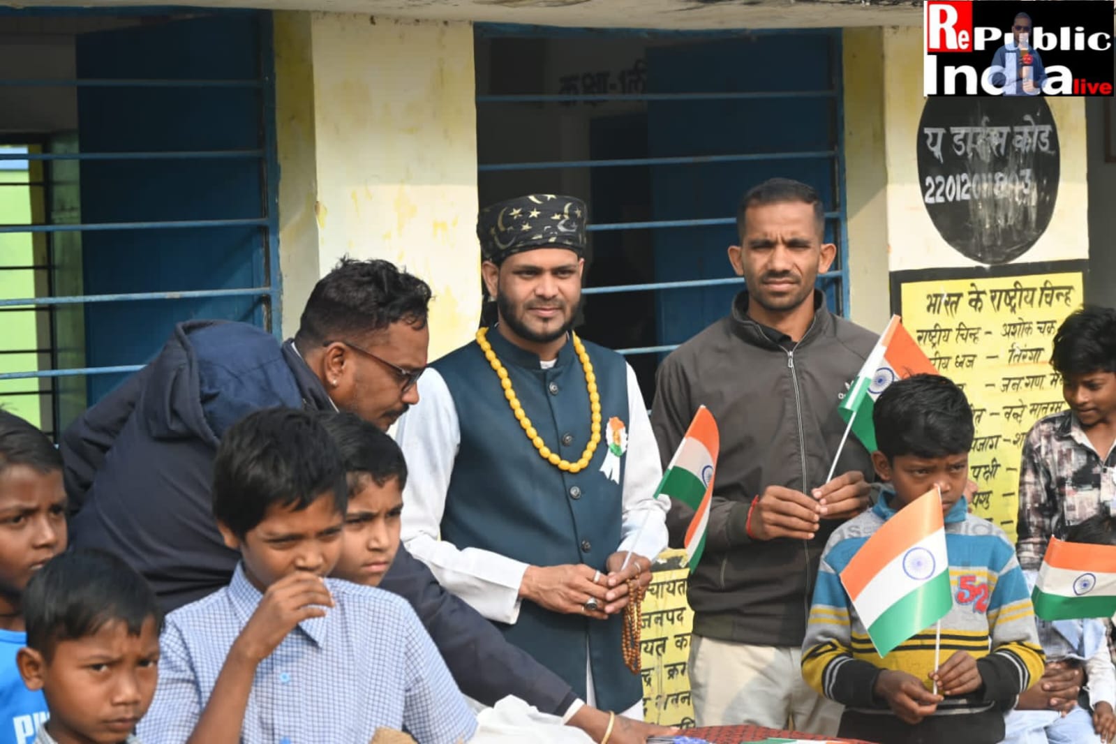 IMG-20260126-WA0034 मोहम्मद आकिब बाबा ने गणतंत्र दिवस की शुभकामनाएं देते हुए विद्यालय में झंडा फहराया ‌। 