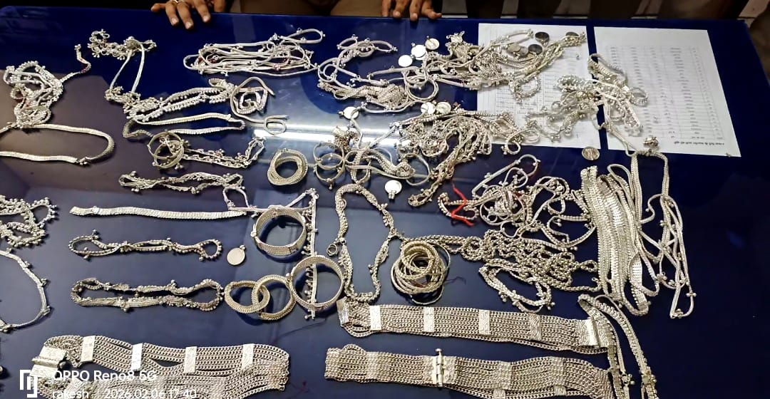 IMG-20260207-WA0000 नवीन पोड़ी थाना प्रभारी विवेक पतले के द्वारा 18 लख रुपए के चांदी के जेवर किया जप्त ।