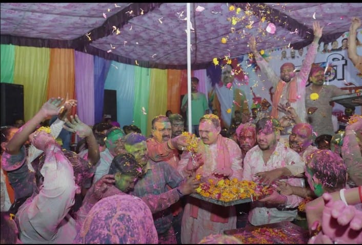 IMG-20260307-WA0004 रतनपुर स्थित मंत्री निवास में होली मिलन समारोह, पारंपरिक फाग गीतों पर थिरके स्वास्थ्य मंत्री।