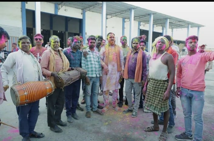 IMG-20260307-WA0005 रतनपुर स्थित मंत्री निवास में होली मिलन समारोह, पारंपरिक फाग गीतों पर थिरके स्वास्थ्य मंत्री।