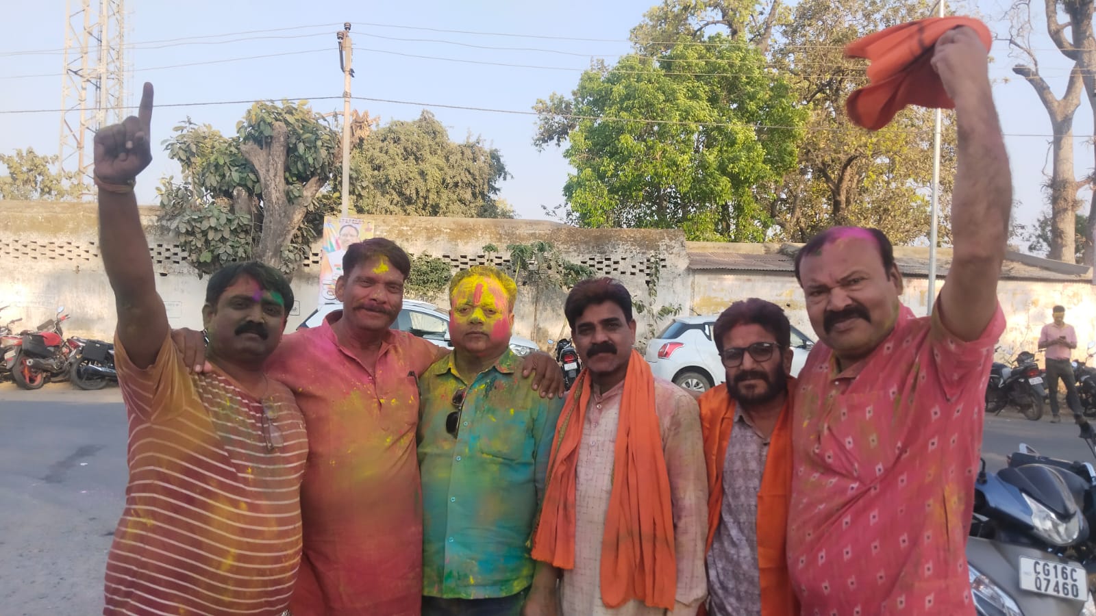 IMG-20260307-WA0007 रतनपुर स्थित मंत्री निवास में होली मिलन समारोह, पारंपरिक फाग गीतों पर थिरके स्वास्थ्य मंत्री।