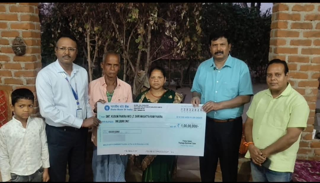 IMG-20260326-WA0030 दिवंगत-आरक्षक के परिवार को मिली 1 करोड़ की सहायता राशि, ड्यूटी जाने के दौरान हुआ था निधन, पुलिस सैलरी पैकेज के तहत मिली राशि।