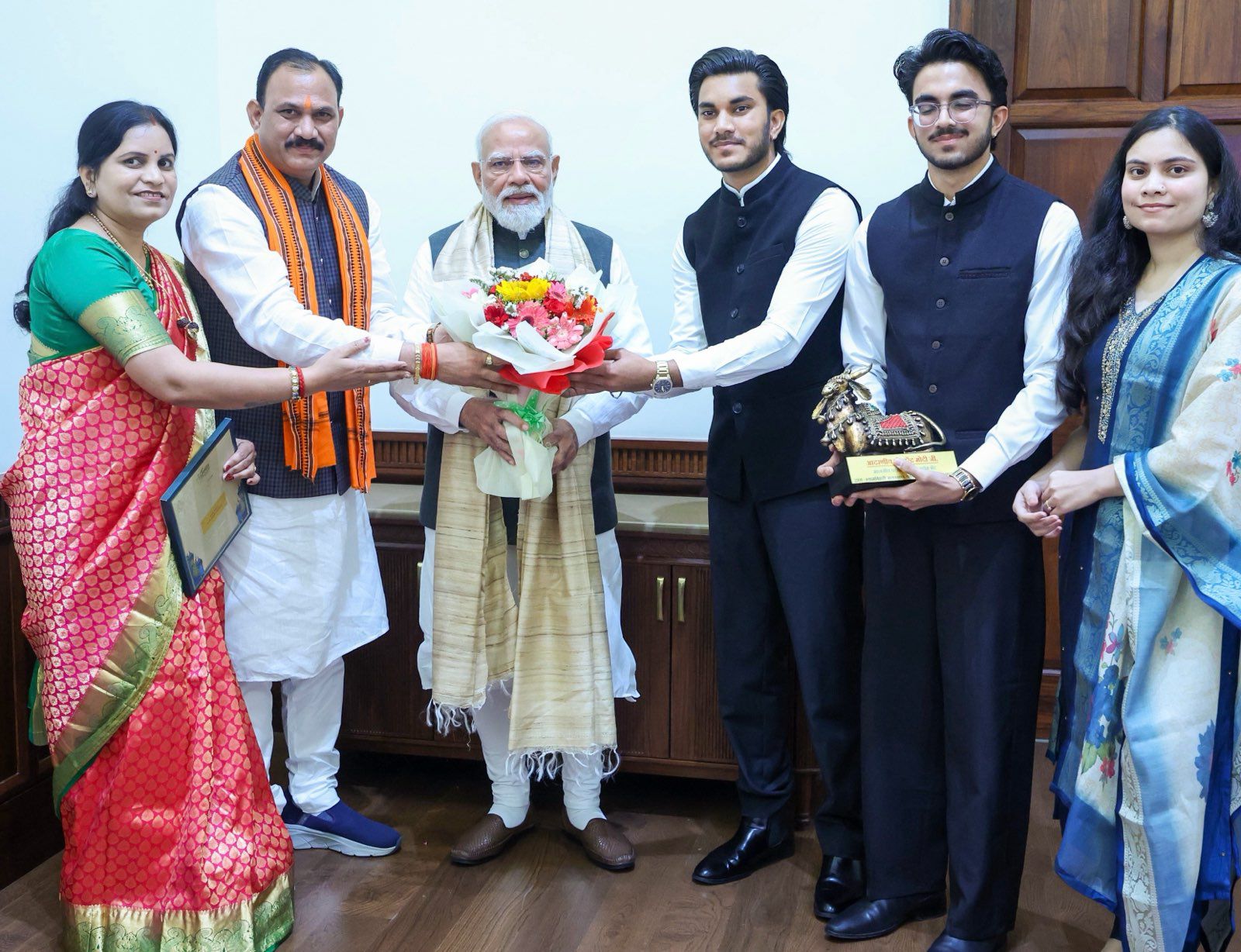 IMG-20260328-WA0000 डॉक्टर बिटिया की शादी का न्यौता देने सपरिवार पीएम मोदी के पास पहुंचे स्वास्थ्य मंत्री श्यामबिहारी जायसवाल, प्रधानमंत्री ने दिया स्नेहिल आशीर्वाद।