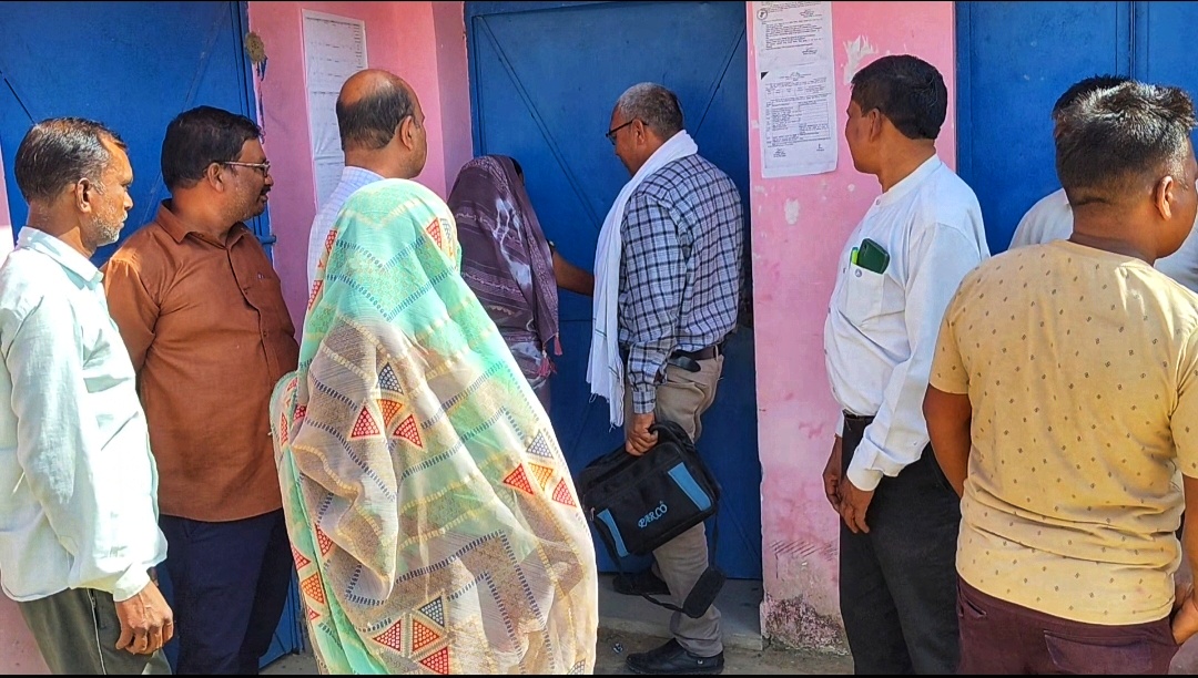 IMG-20260411-WA0001 सचिव की लापरवाही पर गंगौटी पंचायत में बवाल, पंचायत भवन में जड़ा ताला ।