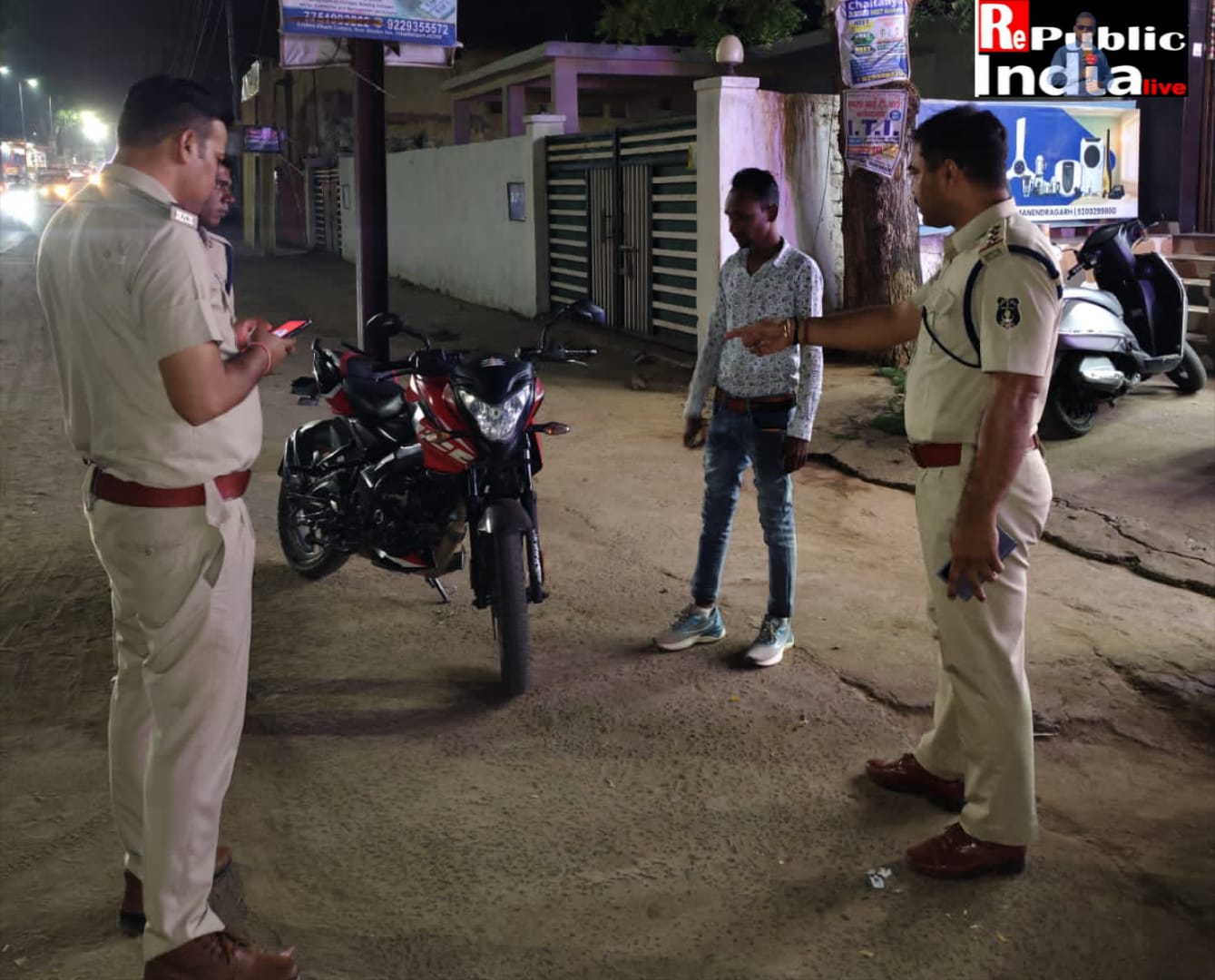 IMG-20260424-WA0020 बिना नंबर प्लेट वाहनों पर एमसीबी पुलिस की सख्त कार्यवाही।