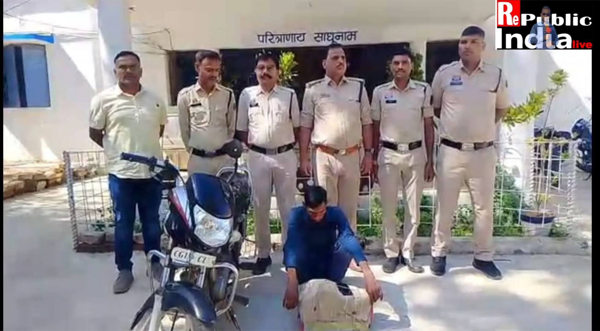 Picsart_26-04-10_23-55-00-872 पटना पुलिस का बड़ा एक्शन: 3360 नशीली कैप्सूल के साथ आरोपी गिरफ्तार, ₹1.20 लाख का मशरूका जप्त ।