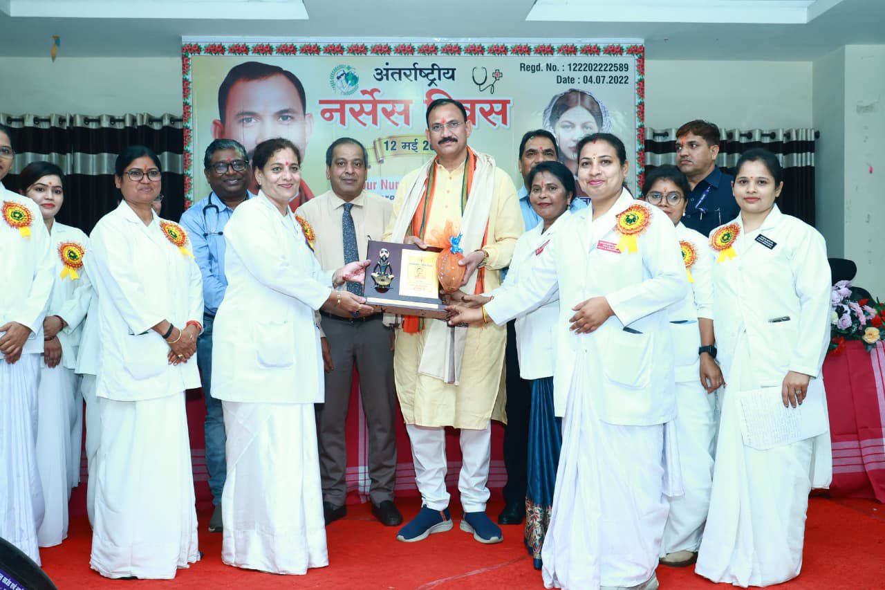 IMG-20260512-WA0030 स्वास्थ्य मंत्री श्याम बिहारी जायसवाल ने अंतर्राष्ट्रीय नर्सेस दिवस पर नर्सों के सम्मान में नर्सिंग संवर्ग के पदनाम परिवर्तन की घोषणा की।