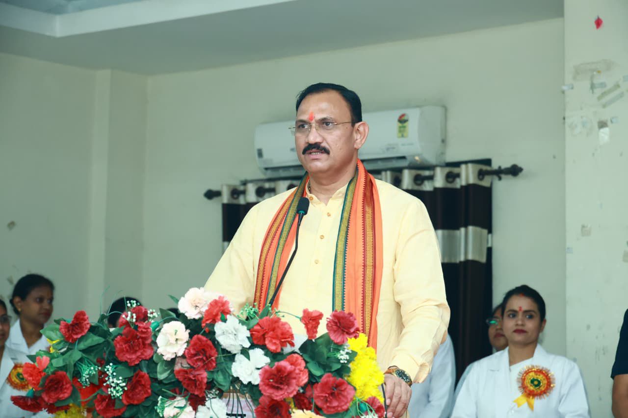 IMG-20260512-WA0031 स्वास्थ्य मंत्री श्याम बिहारी जायसवाल ने अंतर्राष्ट्रीय नर्सेस दिवस पर नर्सों के सम्मान में नर्सिंग संवर्ग के पदनाम परिवर्तन की घोषणा की।