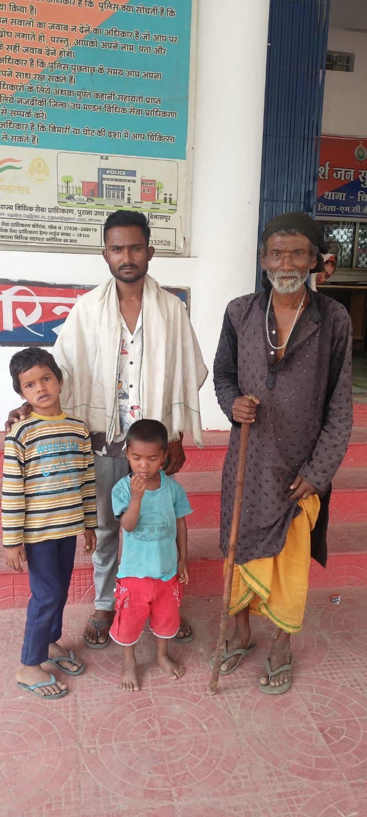 IMG-20260518-WA0000 पुलिस की सराहनीय पहल : रेलवे स्टेशन पर भटक रहे दो मासूम बच्चों को सुरक्षित परिजनों से मिलाया। 