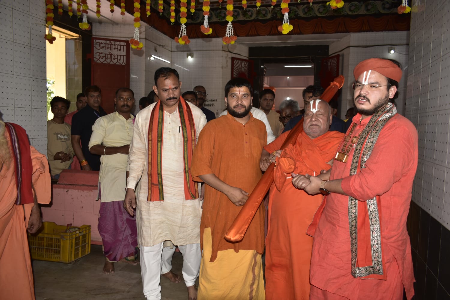 IMG-20260523-WA0025 जगन्नाथ धाम में उमड़ा आस्था का सैलाब, जगद्गुरु रामभद्राचार्य के स्वागत में भक्तों की लगी कतारें।