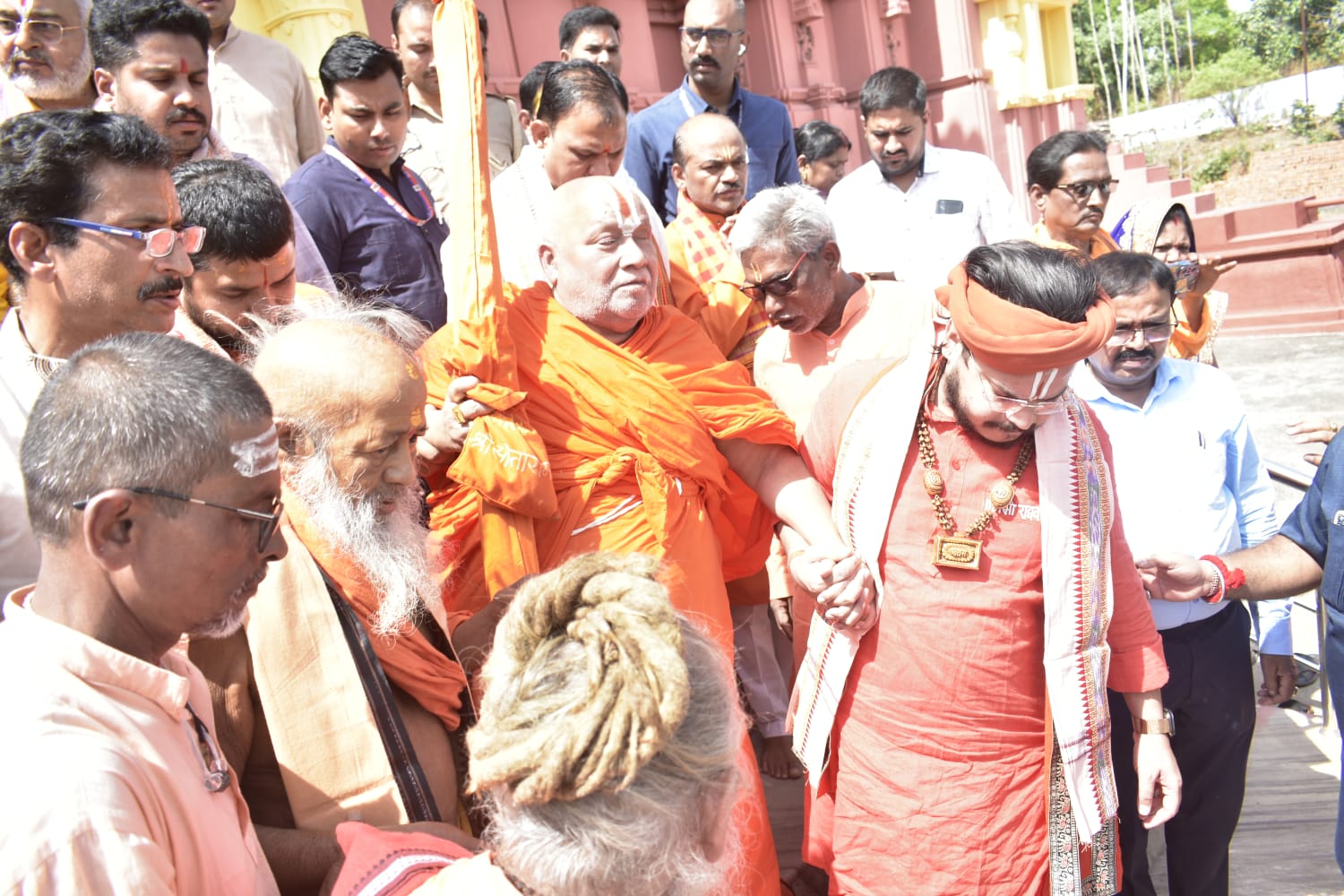 IMG-20260523-WA0027 जगन्नाथ धाम में उमड़ा आस्था का सैलाब, जगद्गुरु रामभद्राचार्य के स्वागत में भक्तों की लगी कतारें।