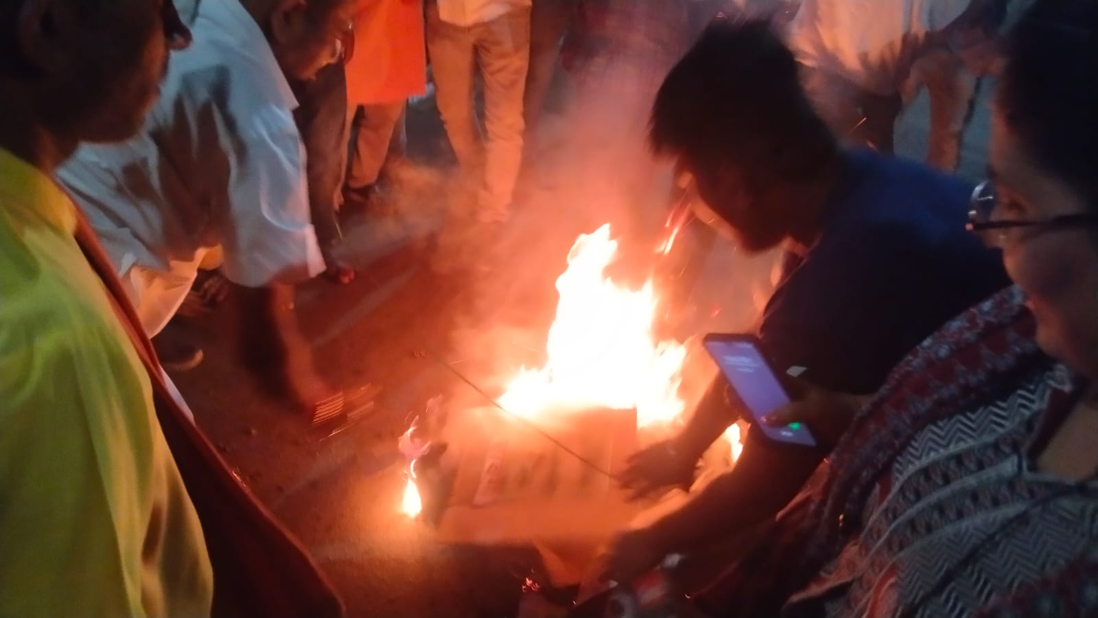 IMG-20260528-WA0004-1 जगद्गुरु के अपमान के विरोध में सनातनियों का फूटा आक्रोश, फूंका चरणदास महंत का पुतला।