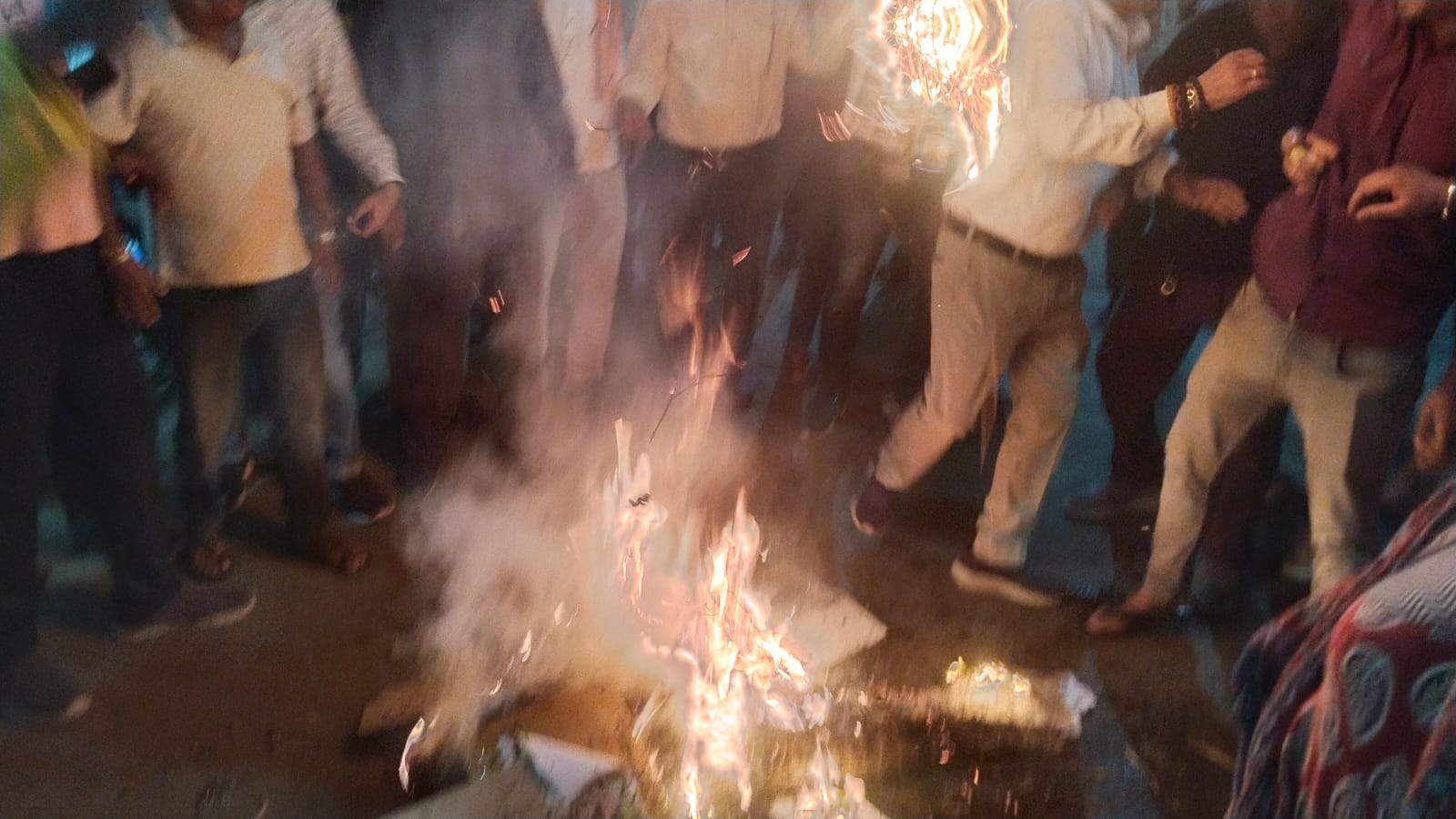 IMG-20260528-WA0006 जगद्गुरु के अपमान के विरोध में सनातनियों का फूटा आक्रोश, फूंका चरणदास महंत का पुतला।
