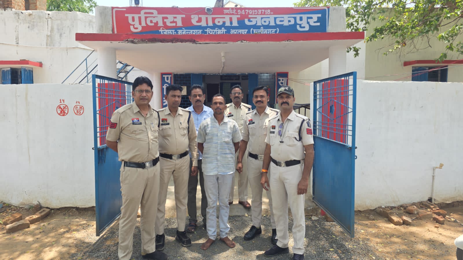 IMG-20260529-WA0004 जनकपुर देवगढ़ मेन रोड में जनकपुर पुलिस ने 14 नग नशीले सिरप के साथ आरोपी को गिरफ्तार किया।