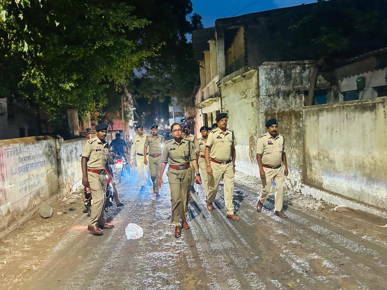 IMG-20260613-WA0015-1 सड़क पर 'कप्तान': चिरमिरी की फिजा में दिखा SP रत्ना सिंह का सख्त रुख, रात की पेट्रोलिंग से अपराधियों में खौफ।