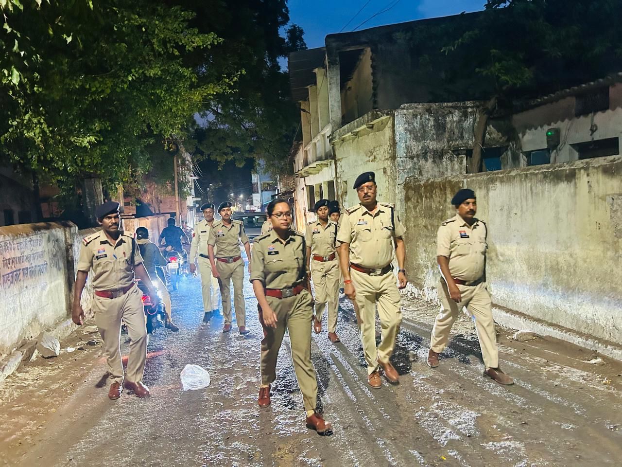 IMG-20260613-WA0016 सड़क पर 'कप्तान': चिरमिरी की फिजा में दिखा SP रत्ना सिंह का सख्त रुख, रात की पेट्रोलिंग से अपराधियों में खौफ।