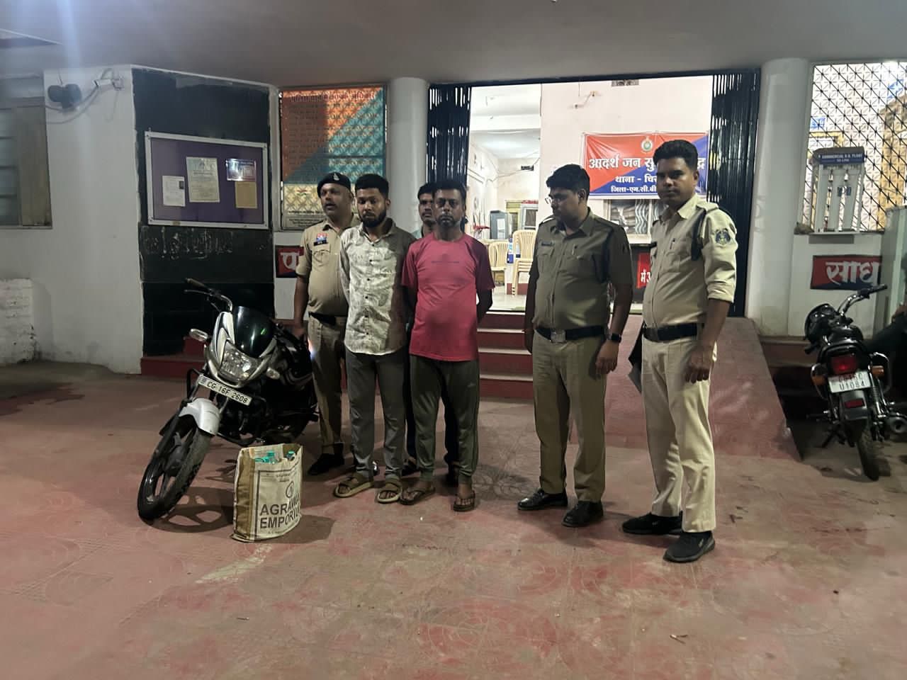 IMG-20260616-WA0002 चिरमिरी पुलिस की सतर्कता से अवैध शराब तस्करी का भंडाफोड़, दो आरोपी गिरफ्तार ।