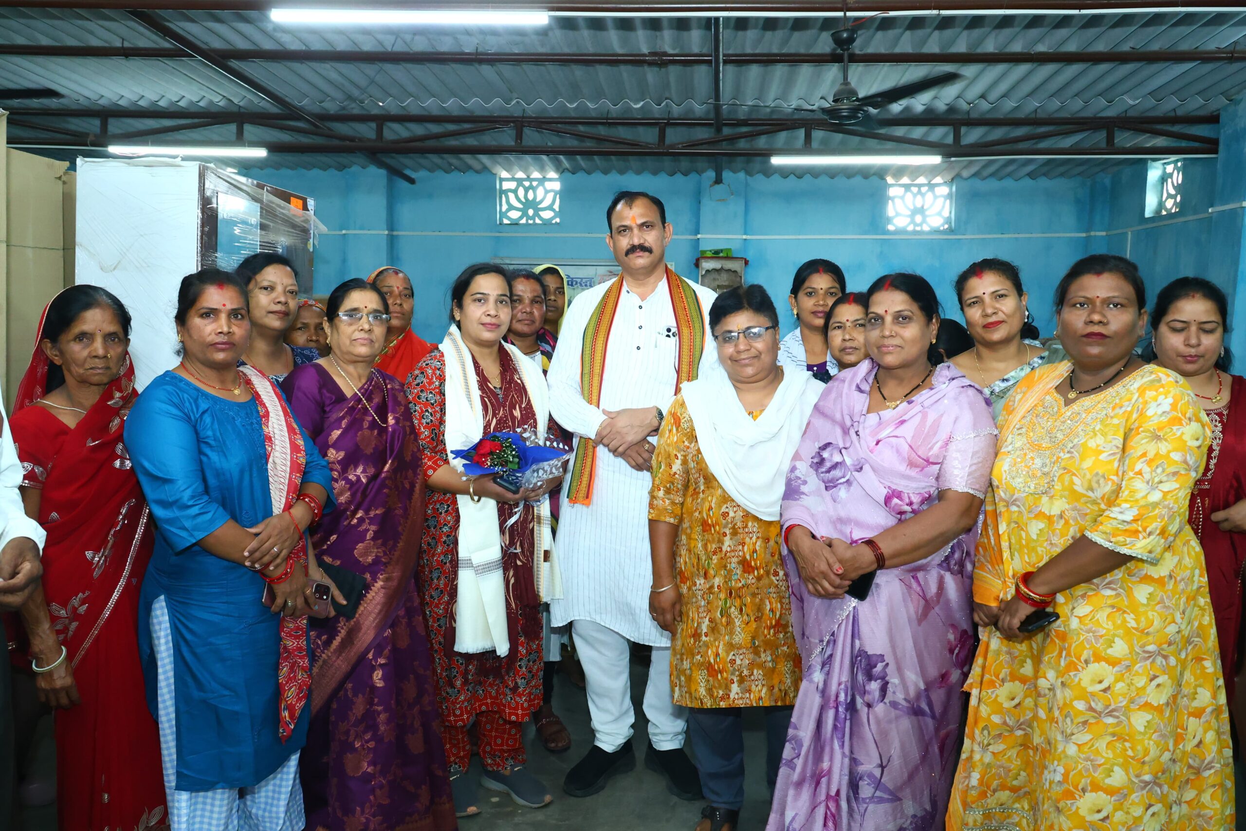 IMG-20260619-WA0015-scaled मोदी सरकार के 12 वर्ष पूर्ण होने पर विधायक श्याम बिहारी जायसवाल ने प्रबुद्धजनों से किया संवाद, पुष्पगुच्छ भेंट कर किया सम्मान, देश की प्रगति एवं जनकल्याणकारी योजनाओं पर हुई विस्तृत चर्चा।