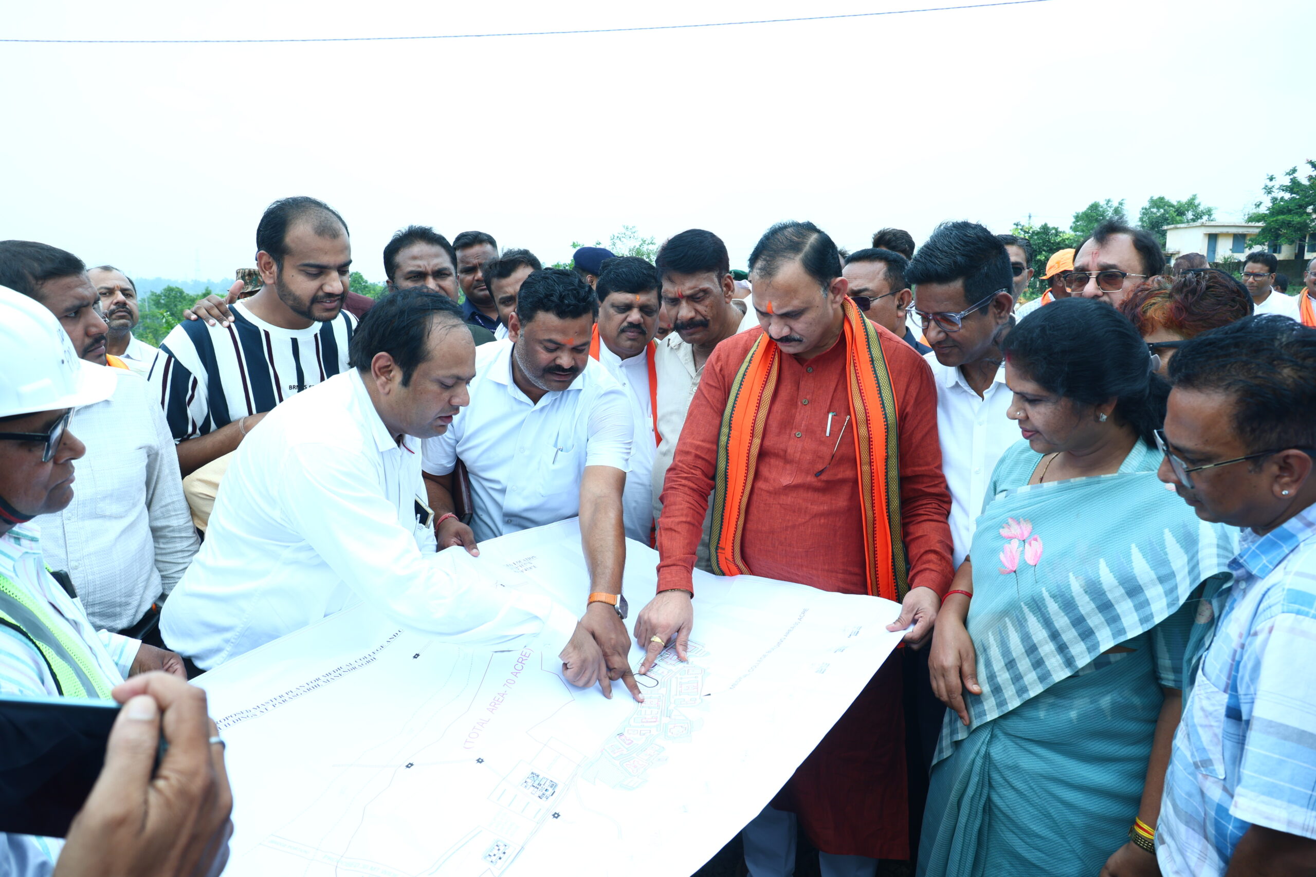 IMG-20260710-WA0035-scaled स्वास्थ्य मंत्री ने दिया हरित विकास का संदेश, पारसगढ़ी मेडिकल कॉलेज परिसर में लगाए पौधे।