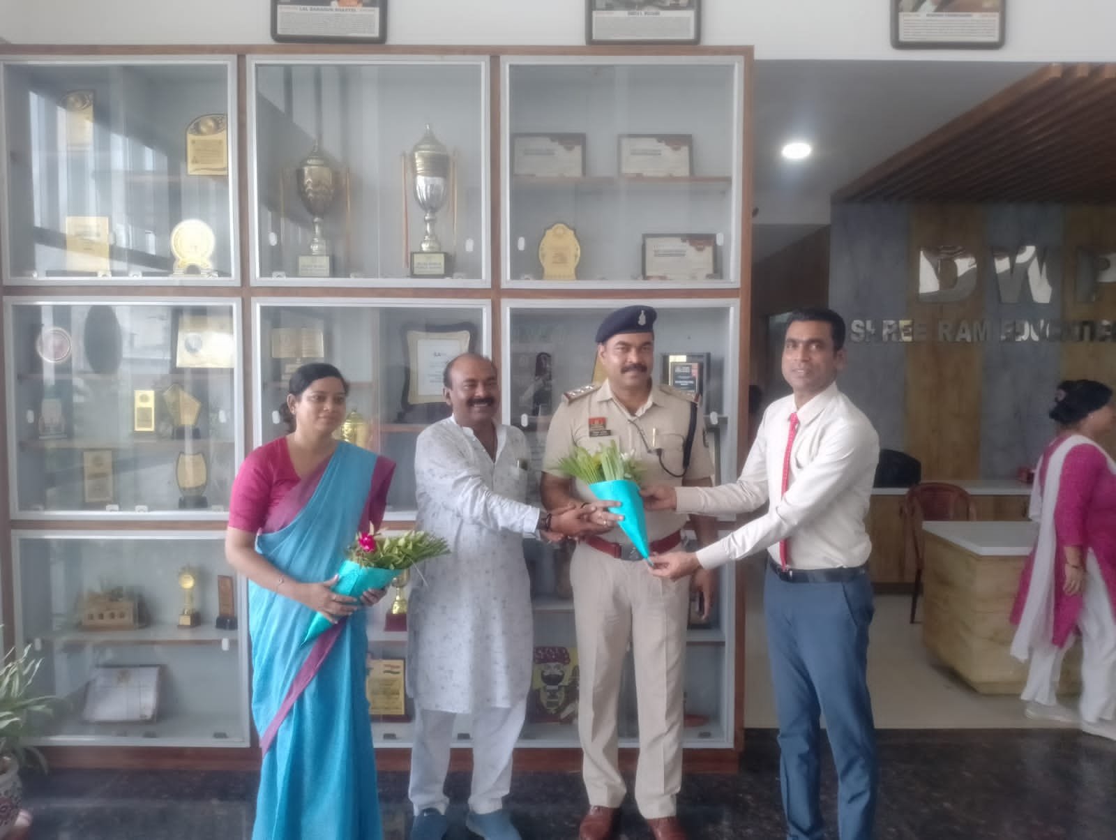 IMG-20260801-WA0006 थाना सिटी कोतवाली मनेंद्रगढ़ पुलिस ने दिल्ली वर्ल्ड पब्लिक स्कूल में विद्यार्थियों को नाबालिग अवस्था में वाहन नहीं चलाने का दिया संदेश।