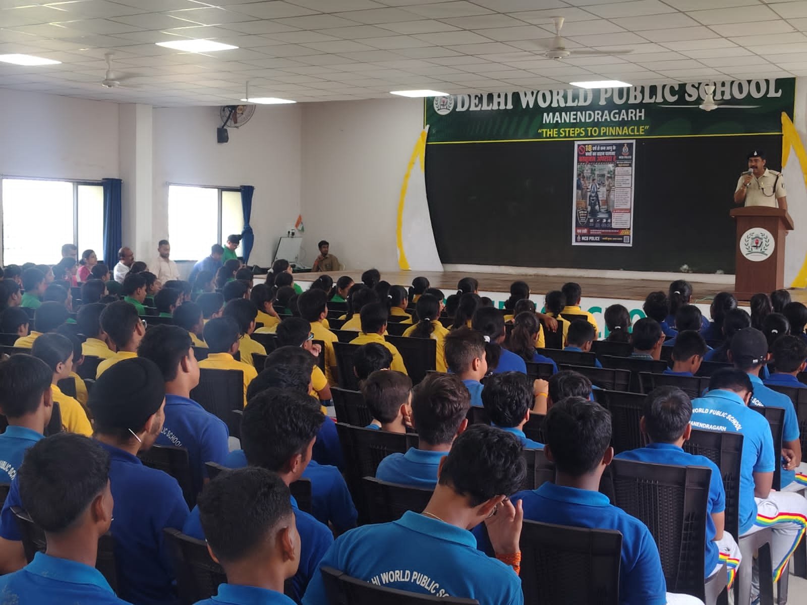 IMG-20260801-WA0007 थाना सिटी कोतवाली मनेंद्रगढ़ पुलिस ने दिल्ली वर्ल्ड पब्लिक स्कूल में विद्यार्थियों को नाबालिग अवस्था में वाहन नहीं चलाने का दिया संदेश।